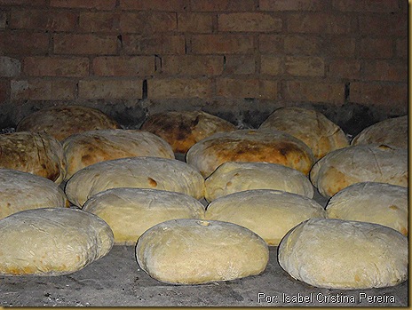 a massa começa a ficar dourada a medida que os pães vão cozendo no calor certo do forno, são pães de no minimo 1,7kg, é preciso cuidado em dobro nesta hora