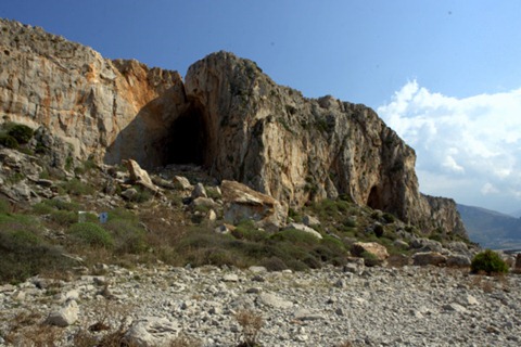 La Grotta del Cavallo e sullo sfondo la Grotta dei Santi