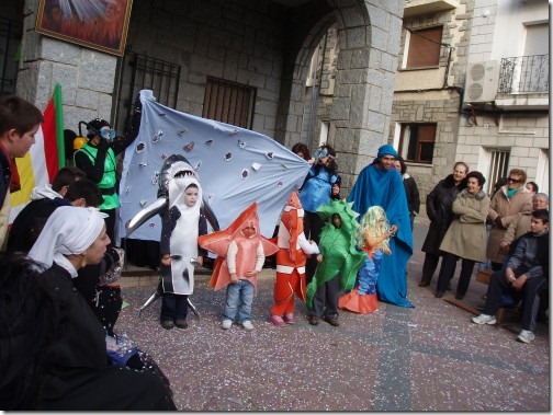 Disfraz de tiburon con bolsas de basura - Imagui