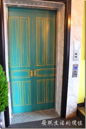 墾丁冒煙的喬雅客商旅。就連電梯也是很有風格。