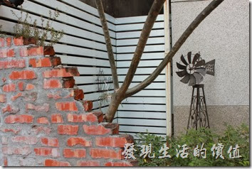 台南-PianoPiano。庭園內有個鐵製的小風車，就是的鐵窗，有著橢圓形的窗花。
