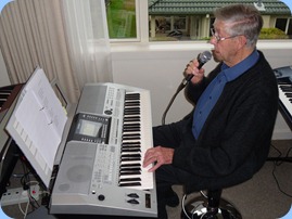 Michael Bramley giving the Yamaha PSR-910 a go using the vocalizer to sing along with the chords