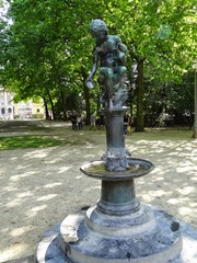 2014.08.03-066 fillette à la coquille dans le parc de Bruxelles
