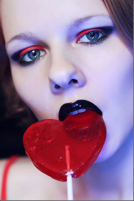 сердце,heart,карамель,исскуство макияжа, MUA,леденец,красивое фото девушки,candy, в форме сердца леденец,чёрные губы,красные тени для век,сосать,лизать,день святого валентина,Lollipop,black lips,Valentine's Day red,close up,portrait,face