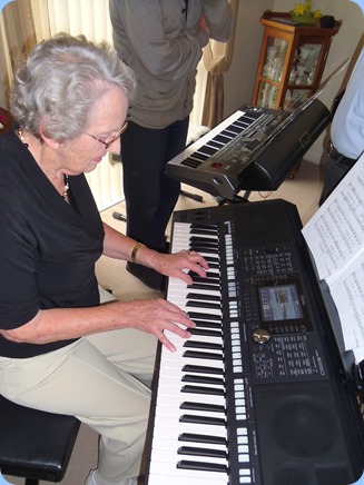 Phyl Briscoe trying out the Yamaha PSR-S950