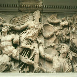 08.- Altar de Zeus. Pérgamo. Atenea contra Alkyone