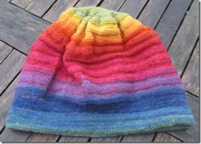 Mütze aus pflanzengefärbter handgesponnener Regenbogenwolle