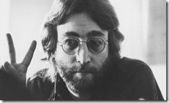 John Lennon fazendo o sinal de Paz e Amor