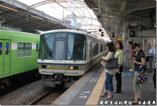日本電車，我們就是搭錯了 這輛電車，反正同樣的票價，還多坐了幾次電車呢～
