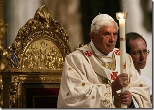 Bento XVI segurando vela Bento XVI segurando vela