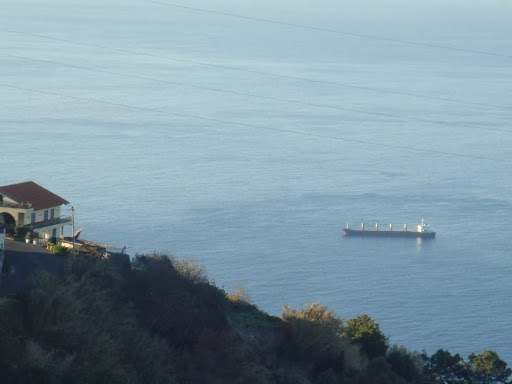 druk op zee. Vr5eemd want de scheepvaartroutes bij madeira lopen niet hier. 