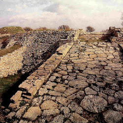 02.- Tramos de muralla y calzada de Troya
