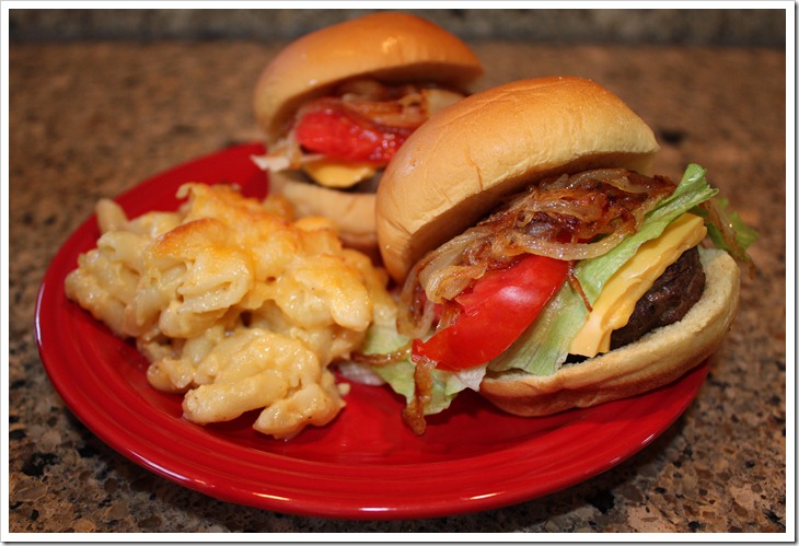 Sliders with Mac n'Cheese