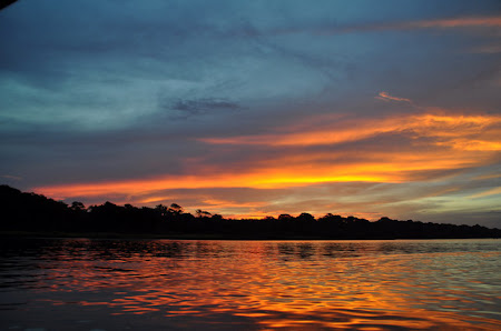 Obiective turstice Costa Rica: Apus de soare pe Rio Tortuguero.jpg