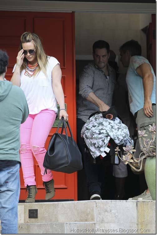 Hilary Duff Hot Pics in Pink Pants 1