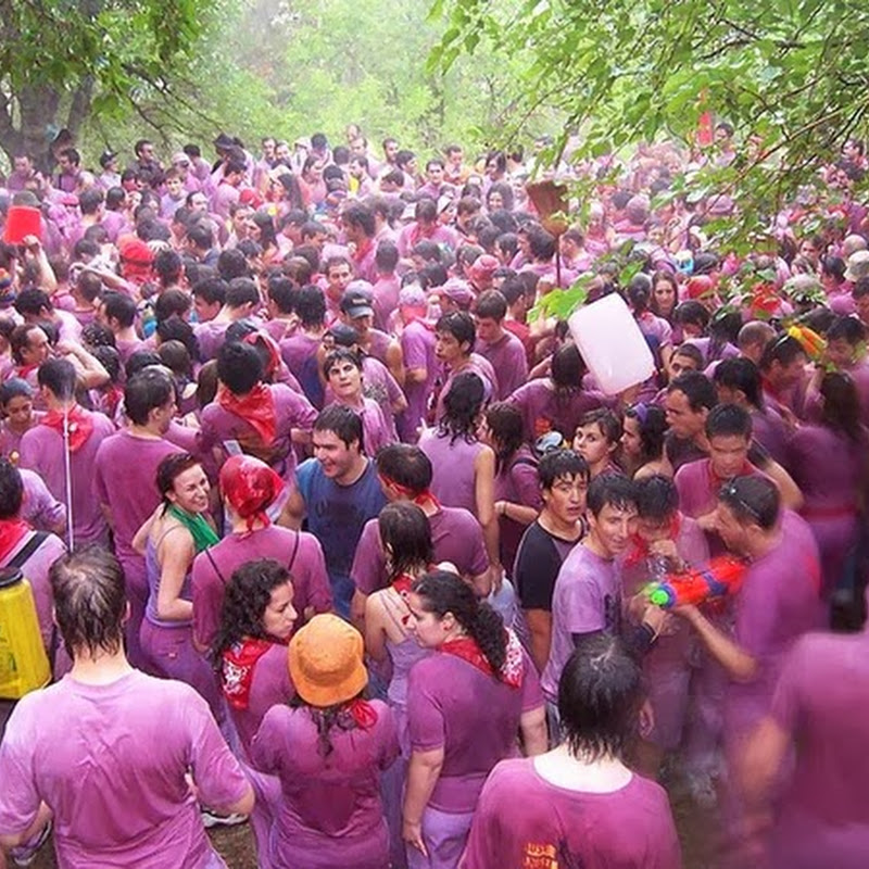 La divertentissima Batalla del Vino de Haro nella regione de La Rioja (Spagna).