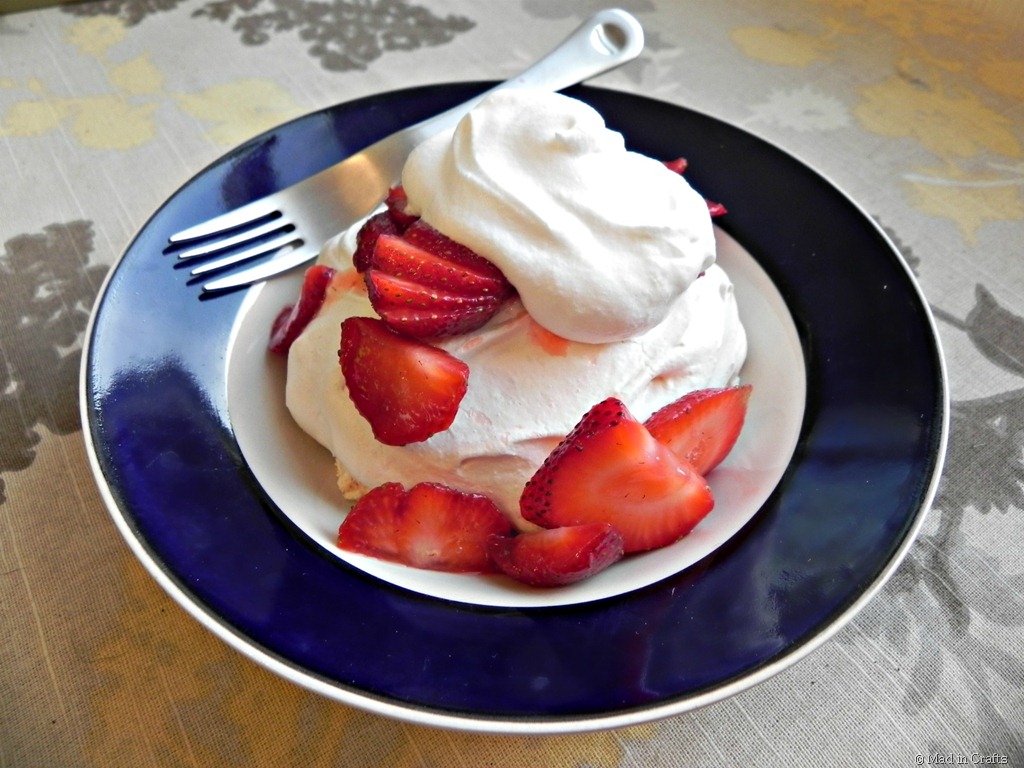 [schaum-torte-with-strawberries3.jpg]