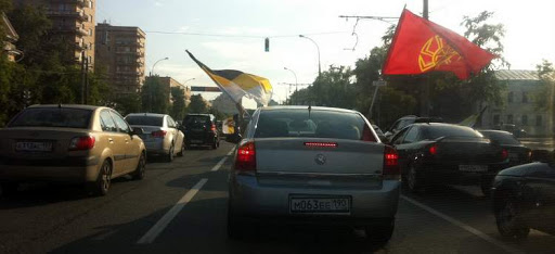 Машина с флагами