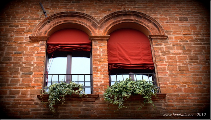 Fedetails views 3: finestre (1), Ferrara, Emilia Romagna, Italia - Fedetails views: windows (1) , Ferrara, Emilia Romagna, Italy - Property and Copyrights of www.fedetails.net