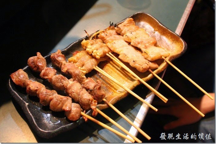 日本北九州-中洲屋台(路邊攤)。這是老婆及大兒子點的串燒。這裡的串燒都採用炭火燒烤，所以要看烤功，這攤的燒烤有中上的水準，但好像少了蔥花。