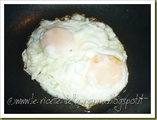 Uova al tegamino con erba cipollina, pane tostato e fagioli piccanti (9)