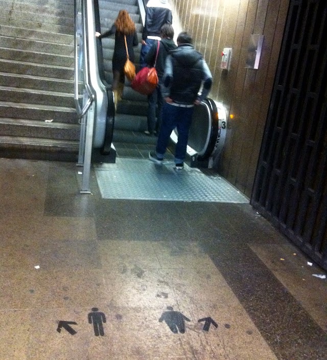 Una pintada als Ferrocarrils i al Metro ve a dir, amb to irònic: “Prims pugeu a peu, grassos per l’escala mecànica”