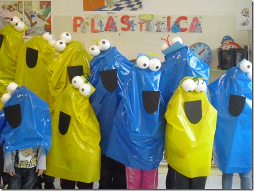 Todo Halloween: disfraz escolar de monstruos hechos con bolsas de plástico