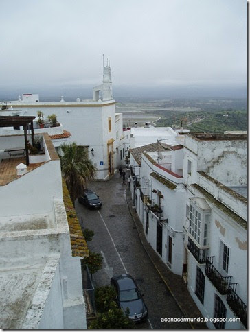 Vejer de la Frontera. Vista de la Calle Merced e Iglesia desde la Casa del Mallarazgo. Patio - P3010816