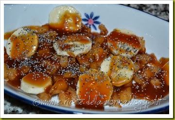 Dessert di nespole giapponesi e banane con salsa mou e semi di papavero (8)