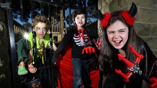 [714716-australian-children-dressed-up-for-halloween%255B3%255D.jpg]