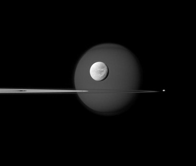 quatro luas ao redor dos anéis de Saturno