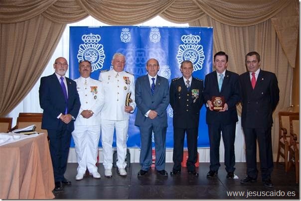 Foto de familia con el Subdelegado del Gobierno, Comisario provincial y autoridades militares de la Armada