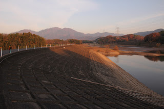 Vista dell'argine sul lato del lago della diga.