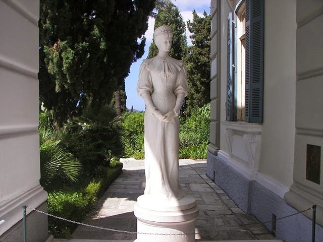 800px-Sisi_statue_in_Corfu_Achilleio