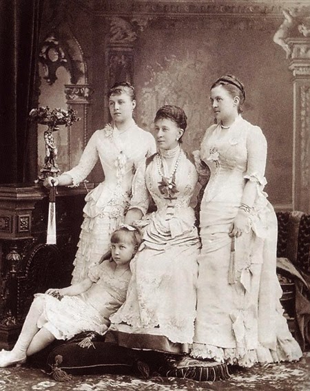 Sanny retratada con su hija predilecta, Olga, y las dos hijas de Olga, las princesas Alexandra Aline y María Greek Minny de Grecia.