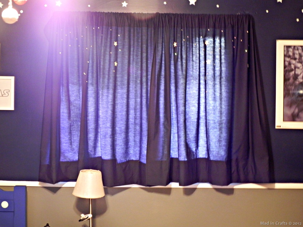 [space-geek-bedroom-curtains7.jpg]