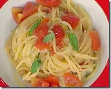 Spaghetti con lardo, pomodorini e provolone del monaco