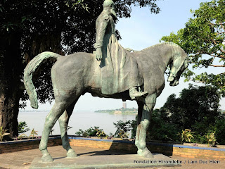 Statue du roi Léopold au Musée national du Mont Ngaliema à Kinshasa. Elle fût jadis boulonnée au Palais de la Nation, maintenant devenu la mausolée de feu Laurent Kabila. L'originale se trouve à la Place du Trône à Bruxelles.