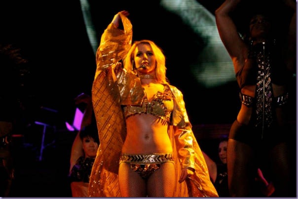 Britney-Spears-Femme-Fatale-Tour-São-Paulo-Boys