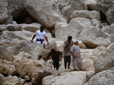 Imagini Wadi Shab: Turisti printre stanci