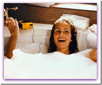 Imagem de Julia Roberts cantando na banheira no filme "Uma Linda Mulher"