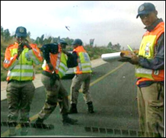 KEMPTON PARK METRO COPS FINE FEMALE MOTORISTS WHO ASKED FOR THEIR HELP SEPT22 2011 (2)