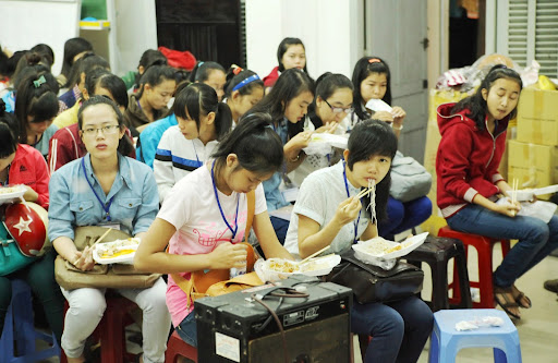 Các thí sinh ăn sáng trước khi đến trường thi