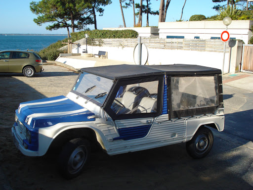 A Citroen Mhari in a street