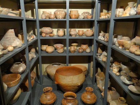 Obiective turistice Piatra Neamt:  seif vase Cucuteni