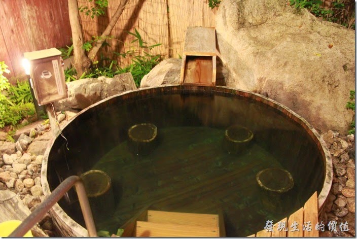 日本北九州-由布院-彩岳館-露天家庭湯屋。進去大湯泡溫泉了，露天的耶！在夏天都覺得有點涼，冬天來泡湯雖然很舒服，應該也很痛苦吧！