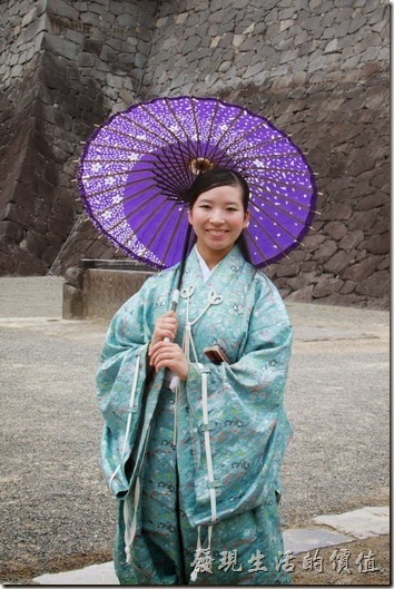日本北九州-熊本城。在整點的時候會有穿著古裝的男女出來讓遊客拍照，這兩個人可以供遊客拍照與合照，武士總是裝出一副很酷的樣子，女生就有笑容多了。