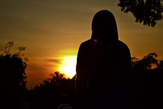 Hasil gambar untuk Wanita sendiri di senja