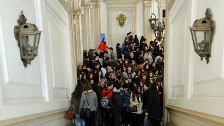 Grupos de estudantes no Palácio de Mafra
