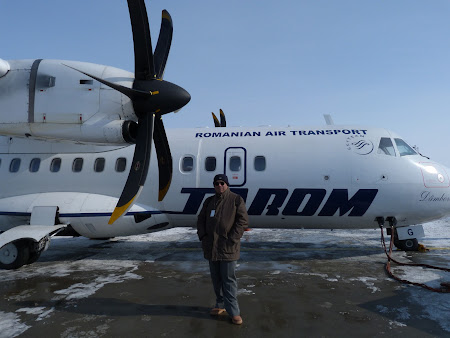 6. eu cu un avion ATR 42 al Tarom.JPG